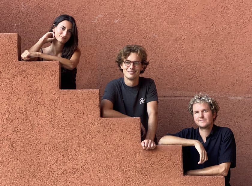 Coline, John et Paul, l'équipe JOOC, sur un escalier en enduit ocre